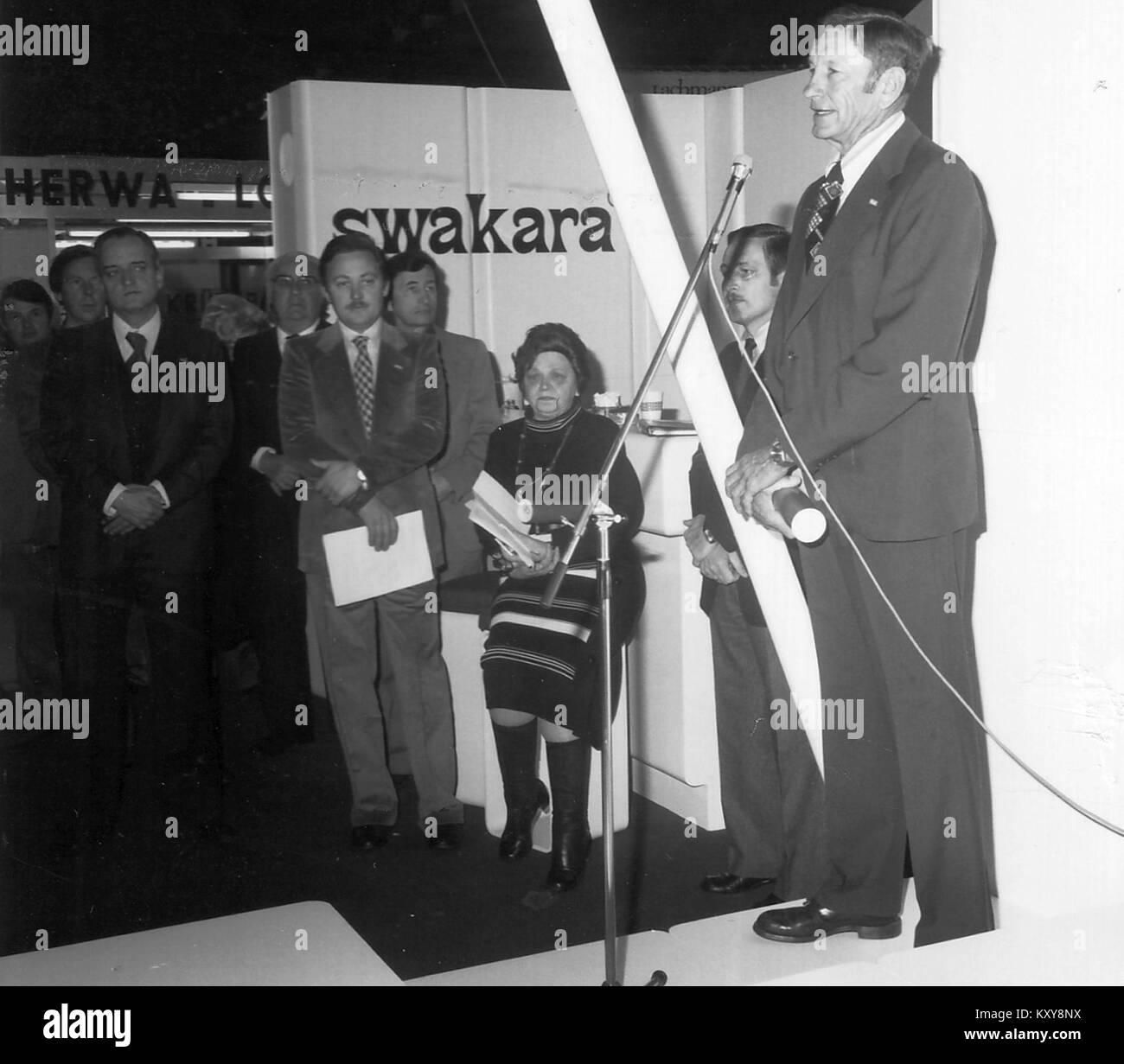 Goldene Pelzmotte (1977) de York von Schutz et Hans Dieter Graf est une œuvre d'art contemporain allemande combinant symbolisme et esthétique moderne pour aborder des thèmes sociaux. Banque D'Images