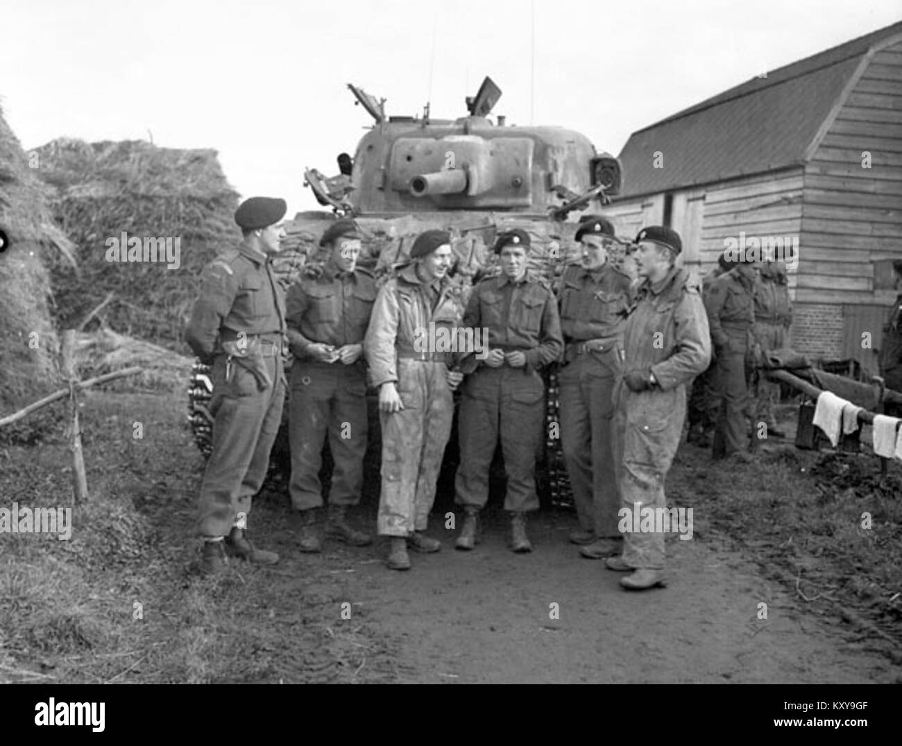 Une photographie de 1944 montrant les gardes à pied du Gouverneur général, un régiment de l'Armée canadienne, pendant la IIe Guerre mondiale L'image documente leur formation militaire, leurs uniformes et leur période de service. Banque D'Images