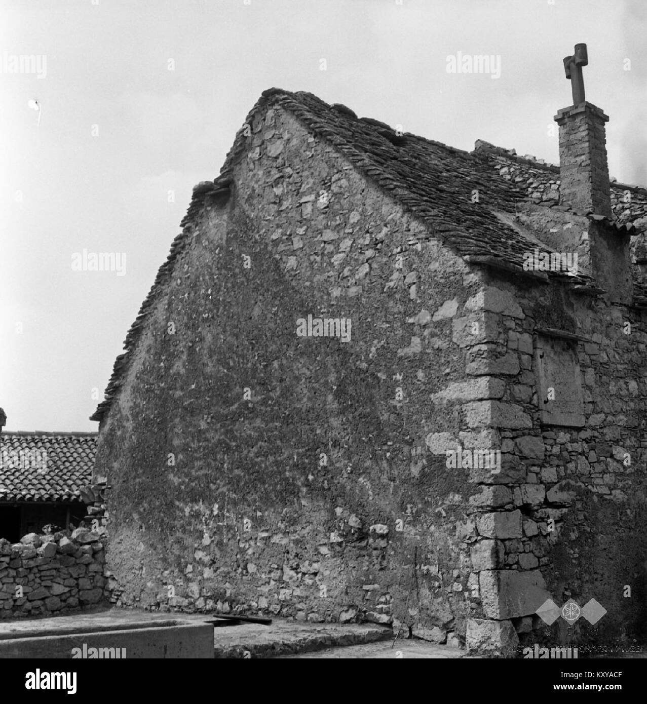 Cette photographie de 1969 documente les vestiges (« sledovi ») d’une ancienne structure de toit sur la maison de Griže 22 dans le village de Griže, municipalité de Sežana, Slovénie, montrant des chevrons en bois et une toiture détériorée dans le cadre d’une étude d’architecture vernaculaire. Banque D'Images