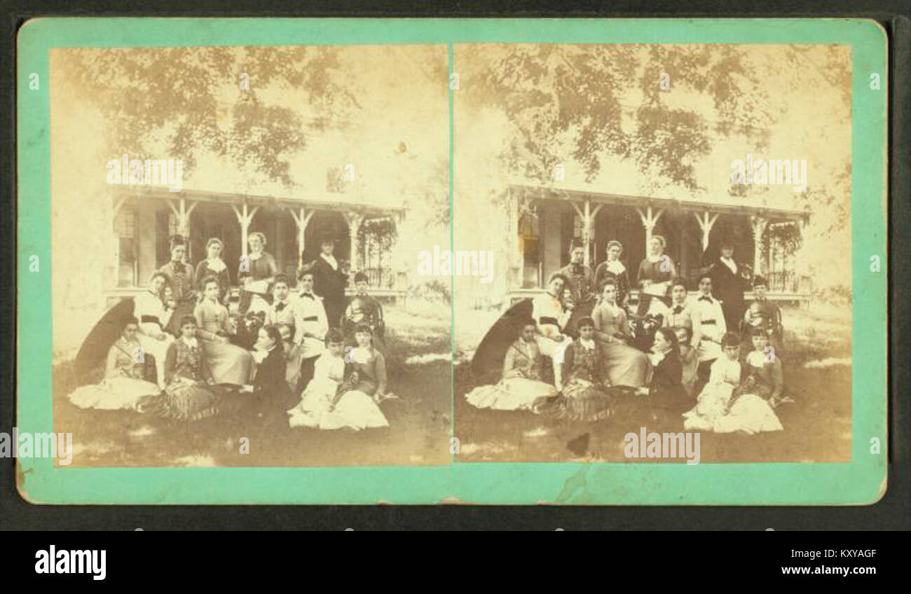 Photographie de A. E. Alden montrant un groupe de femmes posées devant une maison. L'image reflète les vêtements de la fin du XIXe siècle, la vie domestique et les rassemblements sociaux en Amérique rurale. Banque D'Images