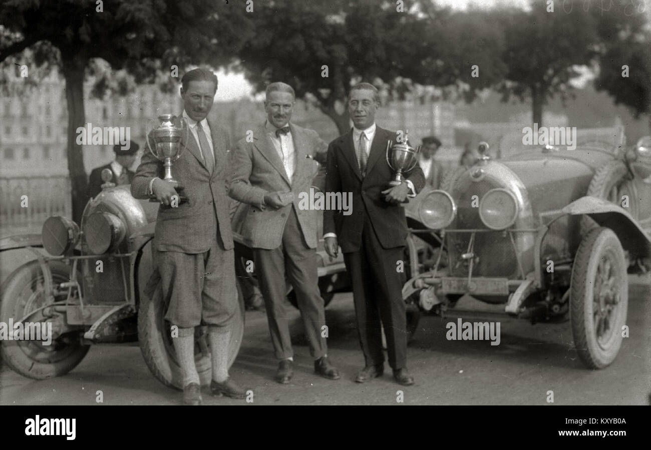 Photographie de pilotes de voitures de course avec des trophées à côté de véhicules sur le Paseo de la República Argentine, illustrant l'histoire du sport automobile et les compétitions. Banque D'Images