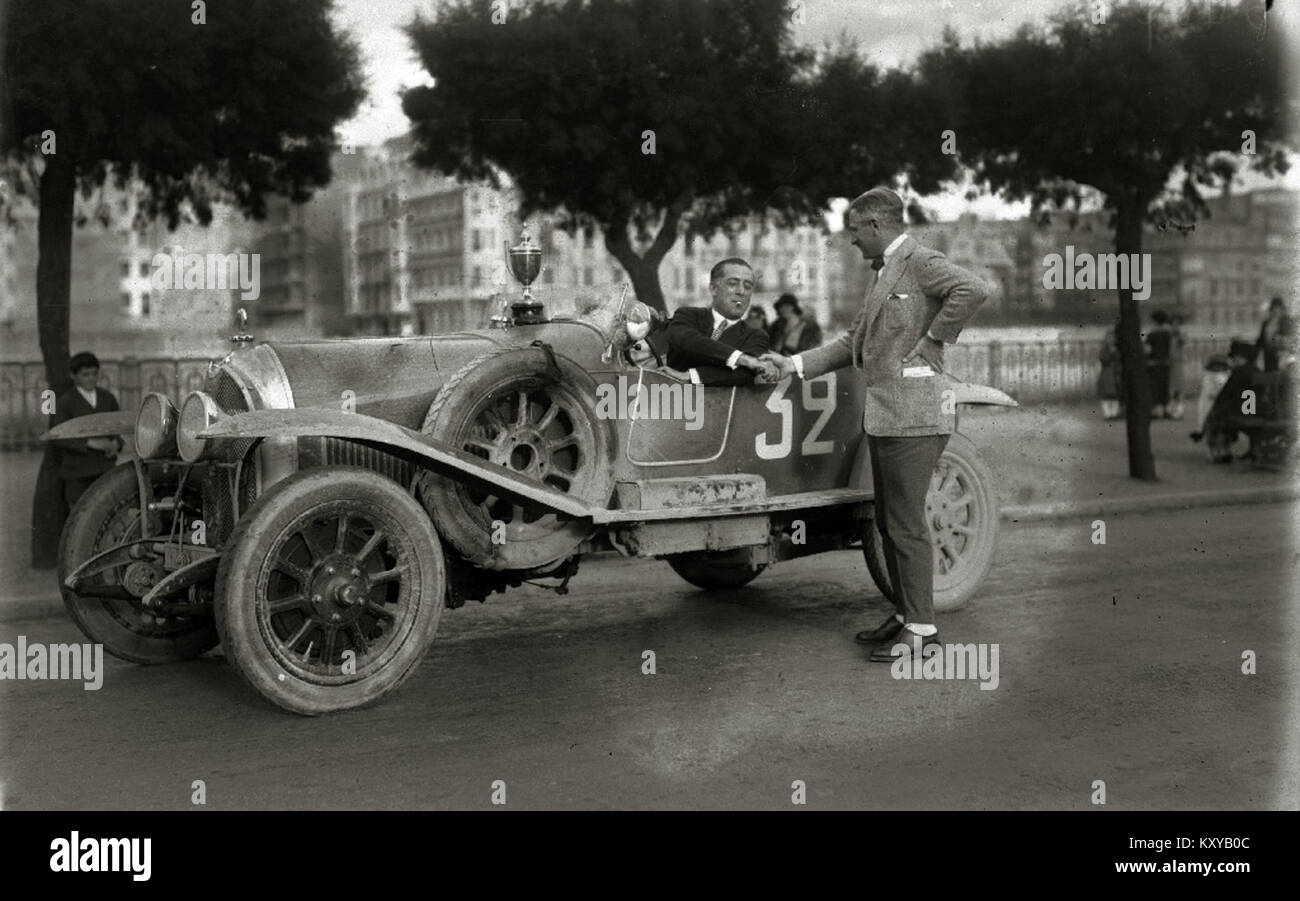 Une photographie montrant un groupe de pilotes posant avec leurs trophées et leurs automobiles sur le Paseo de la República Argentina, commémorant leurs réalisations dans les premières compétitions de sport automobile. Banque D'Images