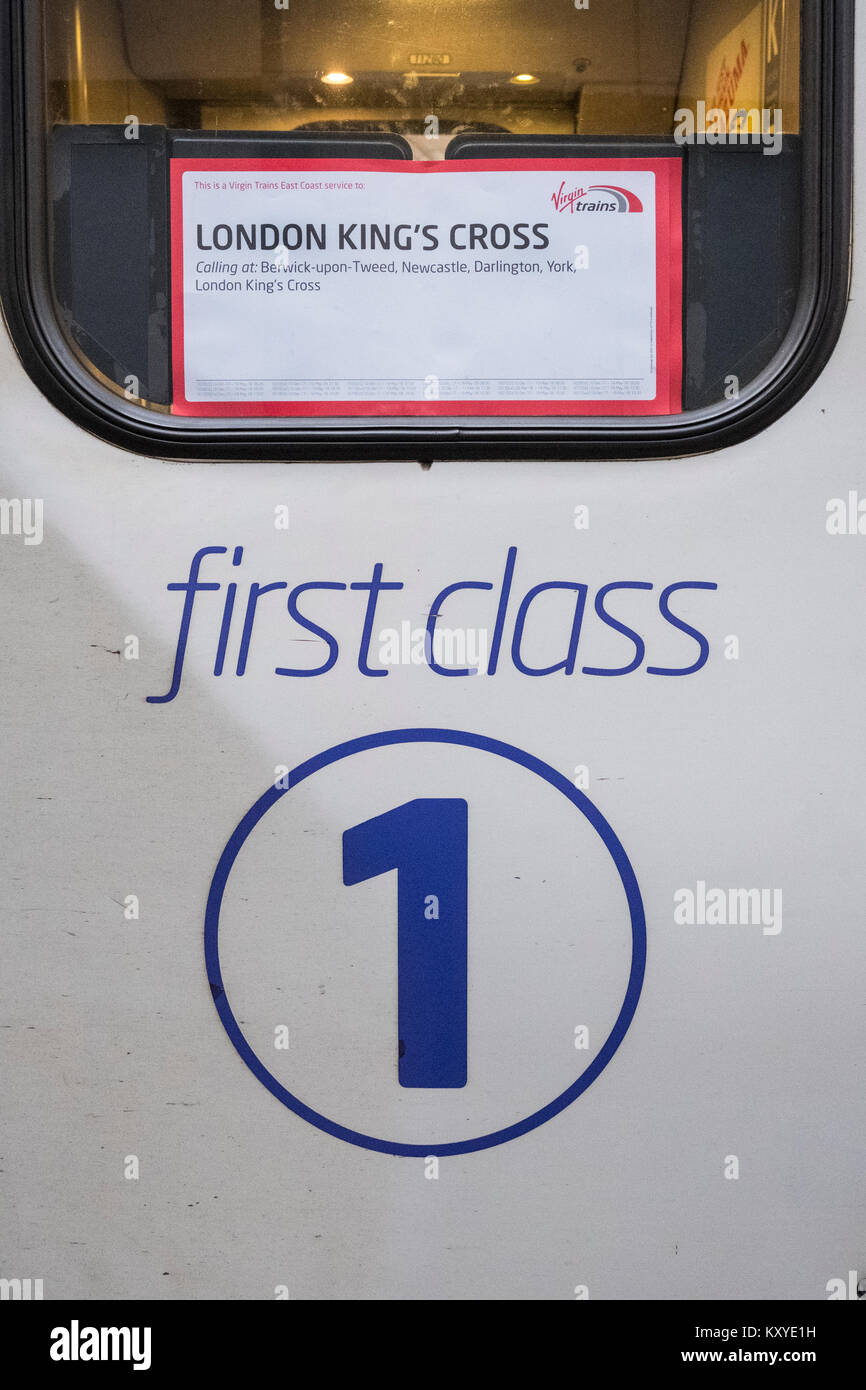Détail de la porte de première classe sur Virgin Trains locomotive de London King's Cross sur East Coast Main Line à plate-forme à la gare de Waverley à Édimbourg, Banque D'Images
