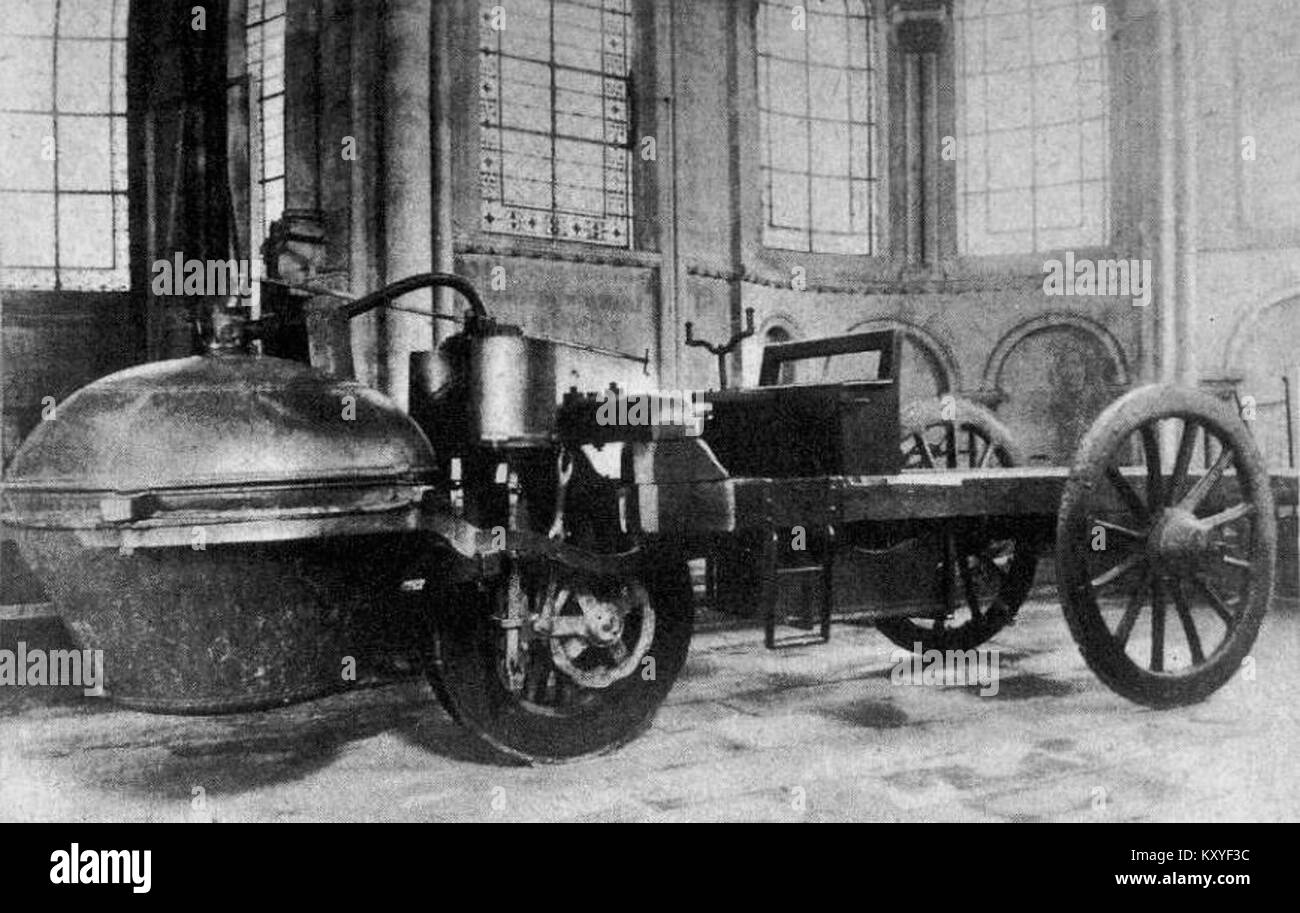 Une photographie du début du XXe siècle de la dray à vapeur de Cugnot, le premier véhicule automoteur, est exposée, montrant son design et son importance historique. Banque D'Images