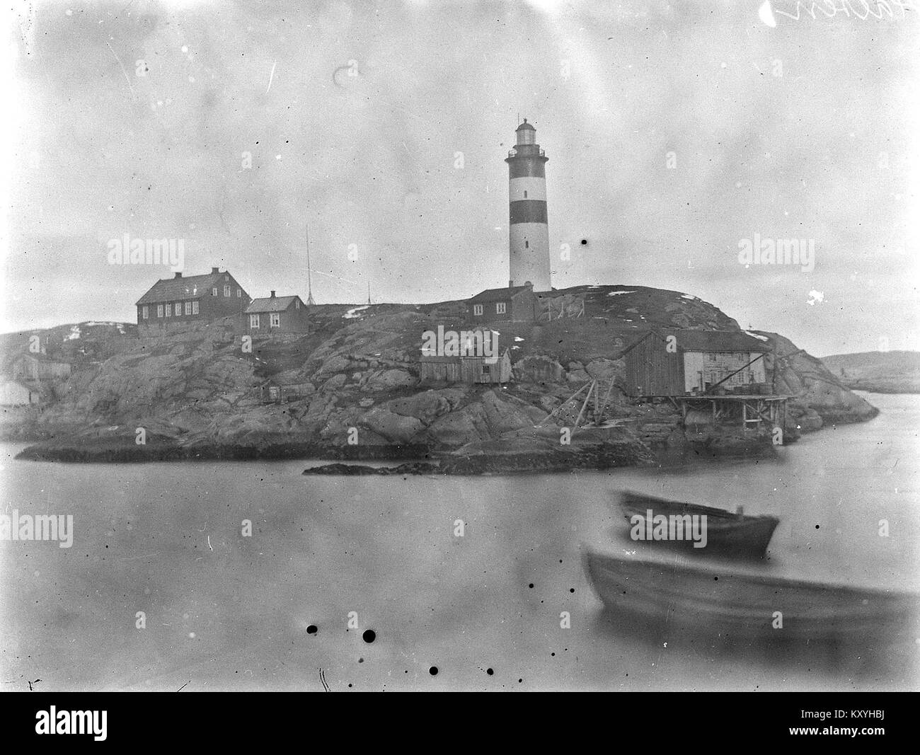 Le phare de Halten sur l'île de Frøya, en Norvège, est un phare historique qui guide les navires dans les eaux environnantes depuis de nombreuses années. Situé sur la côte, il est une aide à la navigation importante, construit pour résister au climat maritime rigoureux. Banque D'Images