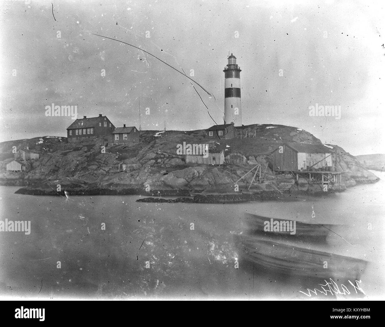 Halten, situé sur l'île de Frøya en Norvège, est un village côtier connu pour son patrimoine maritime et son architecture traditionnelle norvégienne. Banque D'Images