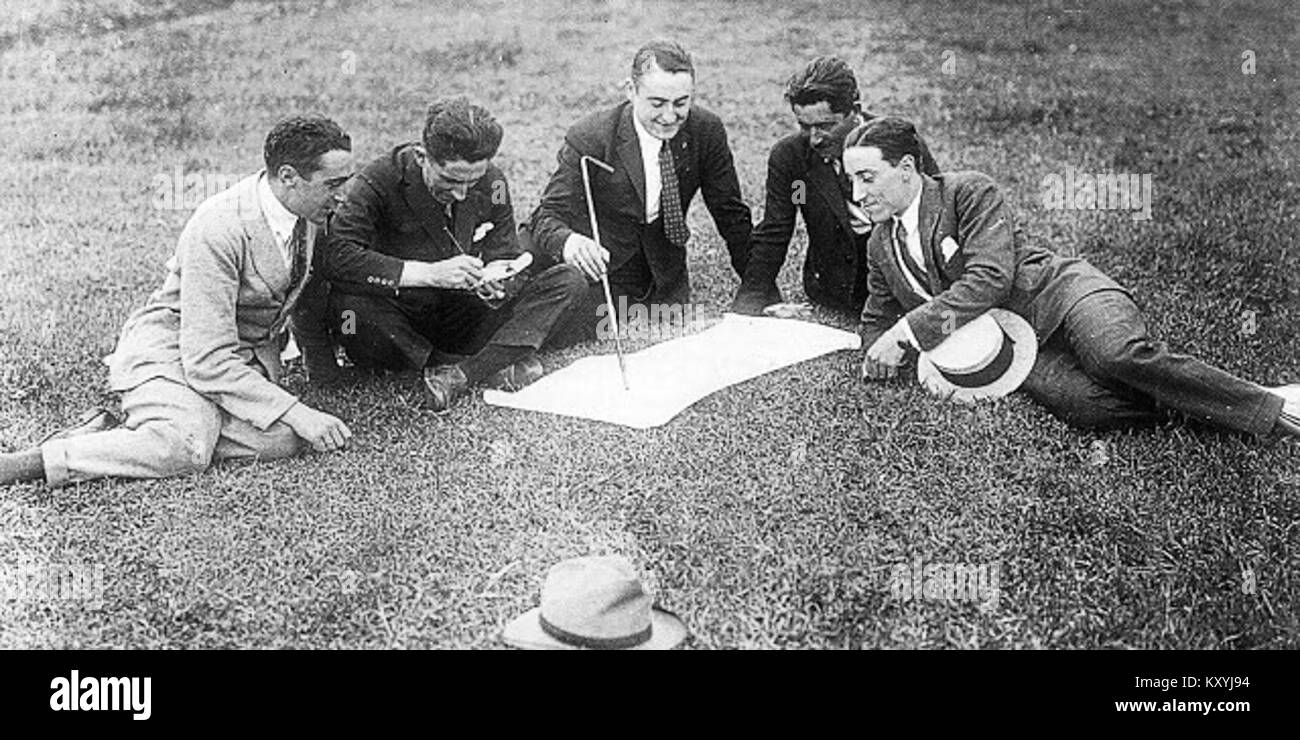 La photographie montre un groupe de personnes sur le terrain de Balaídos, Vigo, Espagne, avant la construction du stade, avec un homme identifié comme handicap deuxième à partir de la gauche. Banque D'Images