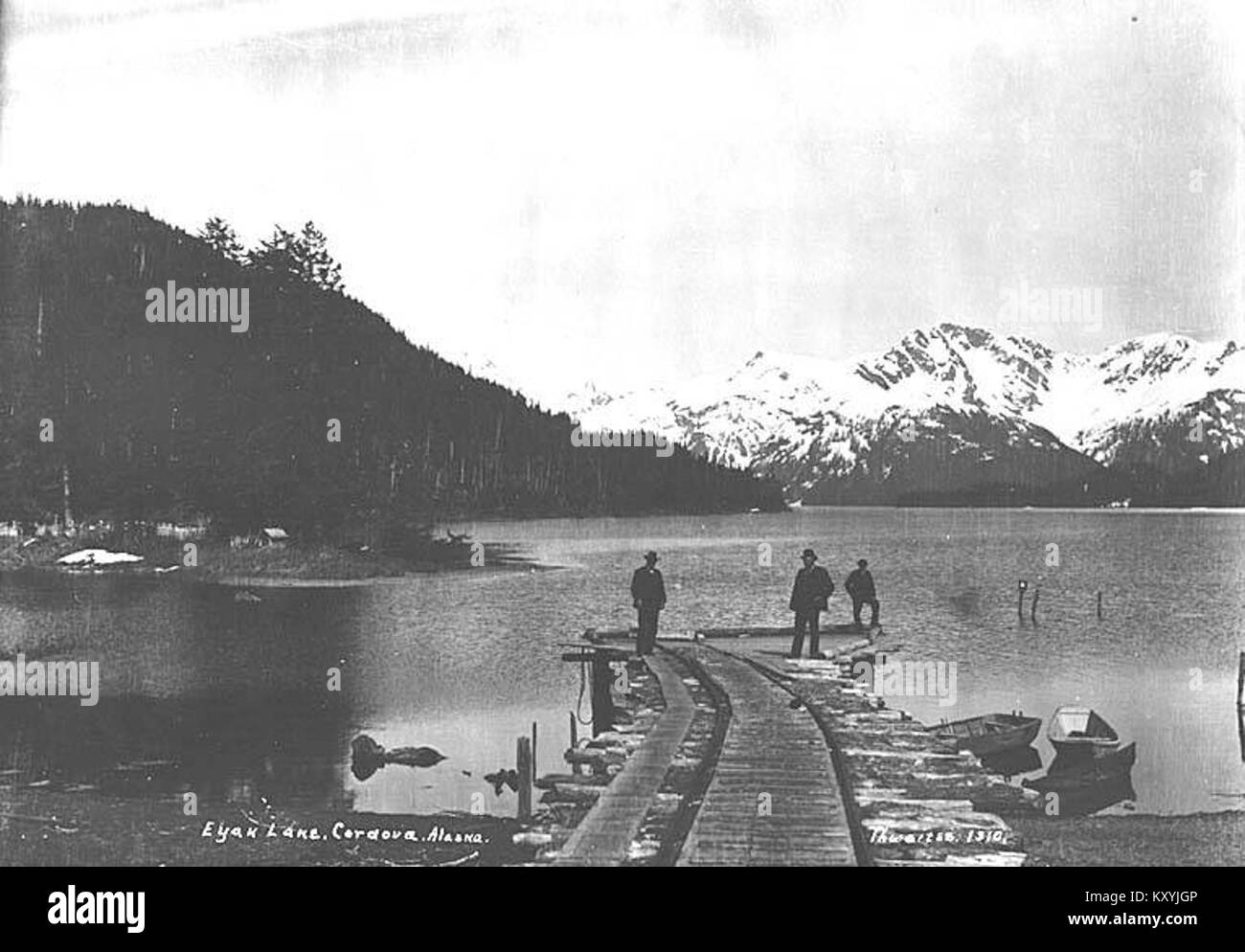 Vers 1910 photographie du lac Eyak près de Cordoue, Alaska, montrant des montagnes enneigées, des eaux réfléchissantes et une nature sauvage intacte typique de l'Alaska du début du XXe siècle. Banque D'Images