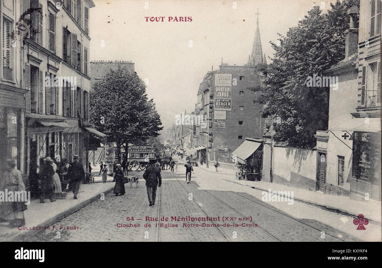 Cette image de F. Fleury représente la rue de Ménilmontant et le clocher de notre-Dame-de-la-Croix à Paris, montrant l'architecture urbaine du début du XXe siècle. Banque D'Images