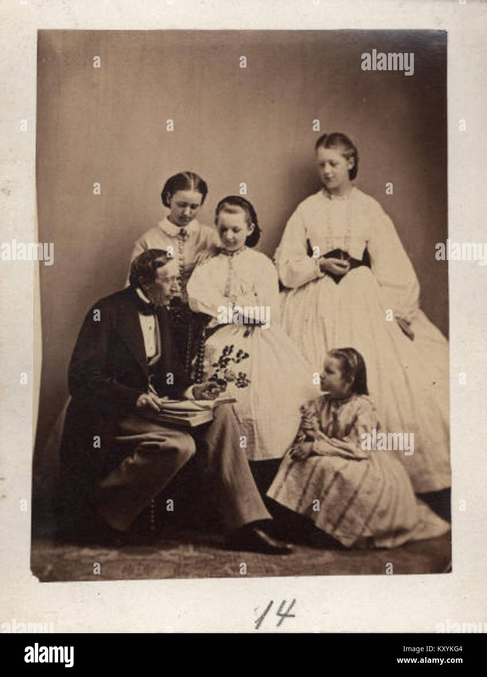 Une photographie datant de 1863 montre Hans Christian Andersen, l'auteur danois réputé pour ses contes de fées, notamment « la petite Sirène » et « L'affreux canard », influent dans la littérature mondiale pour enfants. Banque D'Images