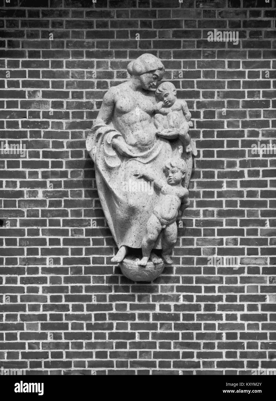 La photographie en noir et blanc de 1926 intitulée Säuglingsheim : figures at the Infant Home montre des figures sculpturales positionnées à l'extérieur du bâtiment de la maison pour nourrissons de Hambourg, qui fait partie de l'architecture sociale du début du XXe siècle en Allemagne. Banque D'Images