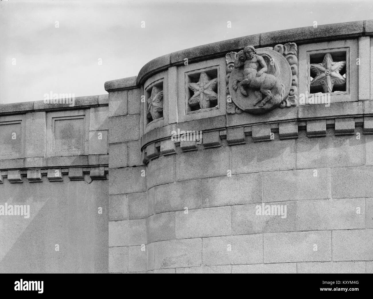Cette image montre une vue détaillée d'une rambarde de pont, démontrant la conception complexe de la métallurgie typique des ponts historiques. Il reflète l'artisanat, les matériaux et les techniques d'ingénierie de sa période de construction. Banque D'Images