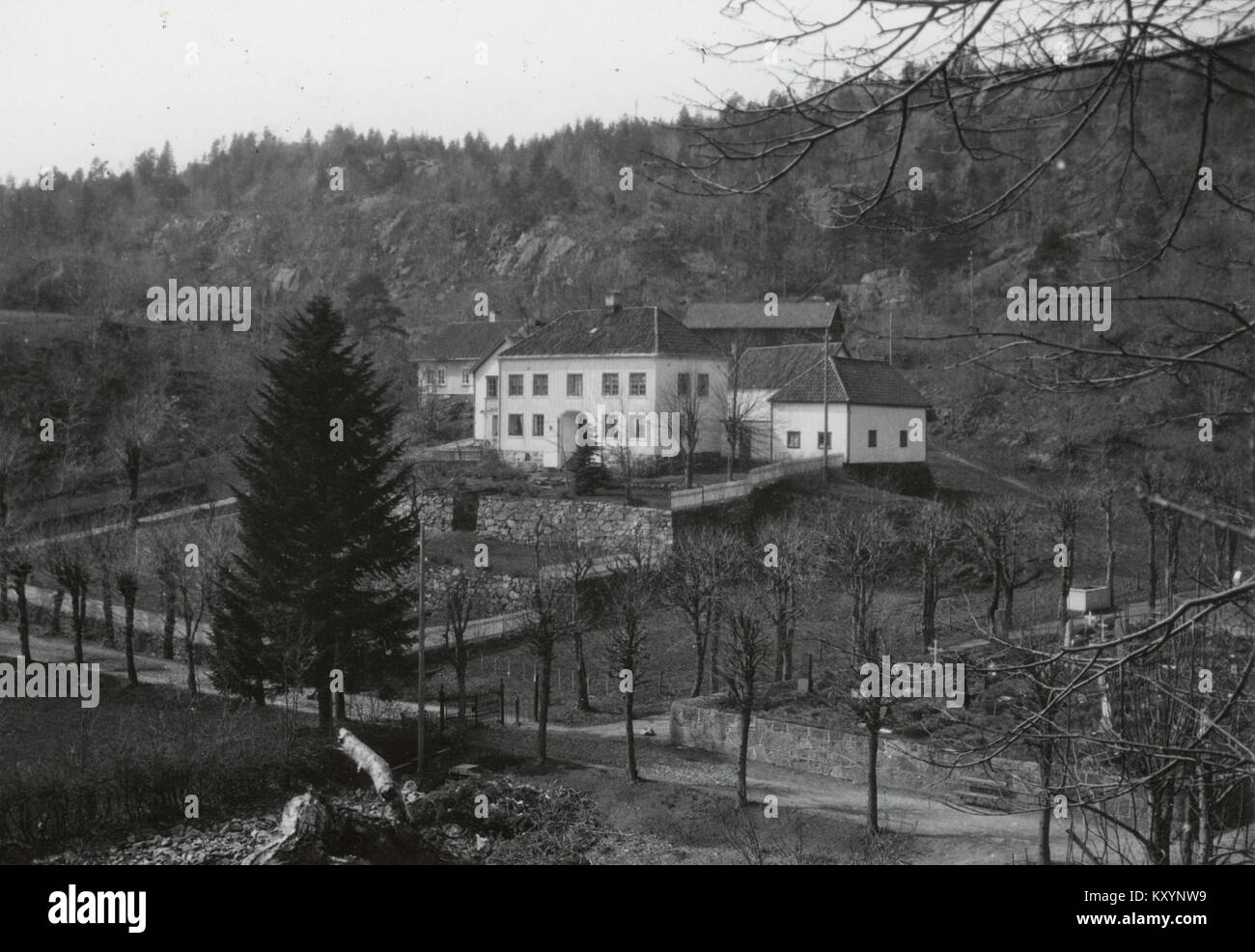 Haugedal, situé dans la région d'Aust-Agder en Norvège, est une région d'importance historique. La photographie des archives Riksantikvaren met en évidence l'architecture traditionnelle de la région et son patrimoine culturel, reflétant la vie rurale norvégienne. Banque D'Images