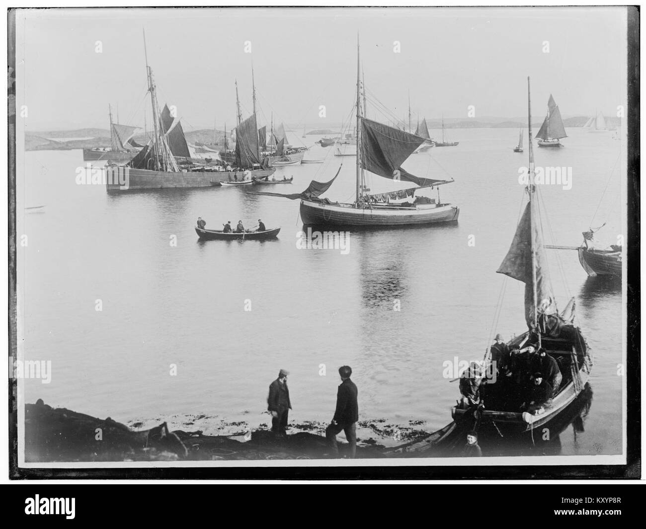 Cette image représente Havnen, un port situé à Røvær, un village de Norvège. Le port fait partie intégrante de la pêche locale et de l’industrie maritime, jouant un rôle clé dans l’économie et la culture de la région. Banque D'Images
