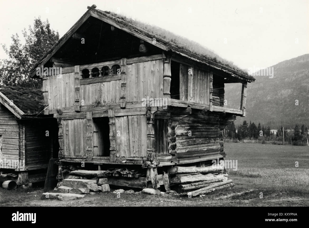Une photographie de Heggestøyl à Telemark, Norvège, documentant un paysage rural et une architecture traditionnelle en bois préservée dans le cadre du patrimoine culturel norvégien. Banque D'Images