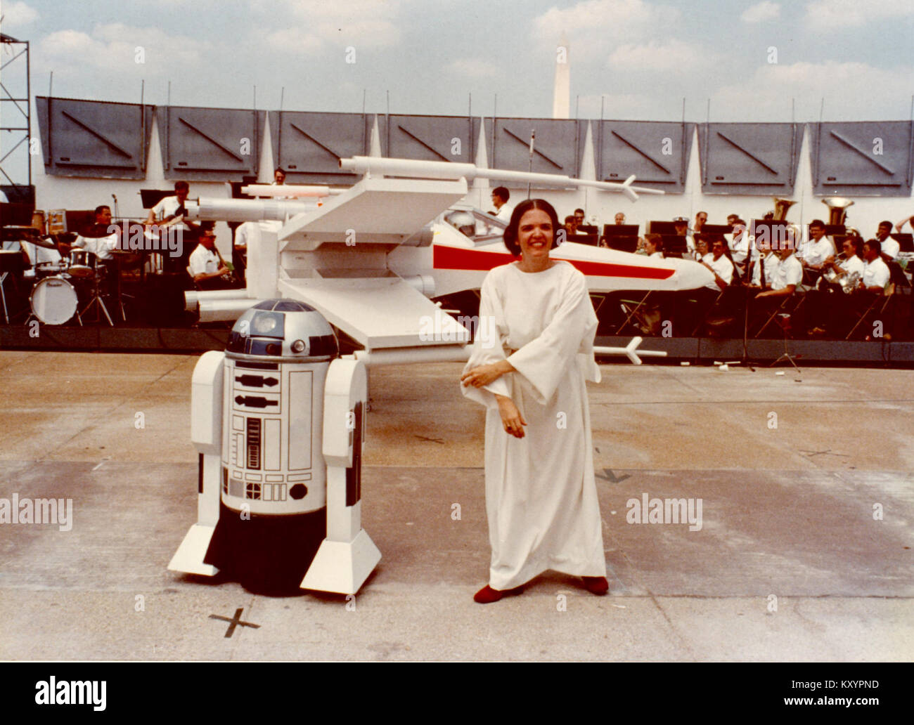 Heidi Hunter comme Princesse Leia lors d'une guerre des étoiles, sucettes à thème concert (U.S. Photo-fichier de la Marine) parution (28205884801) Banque D'Images