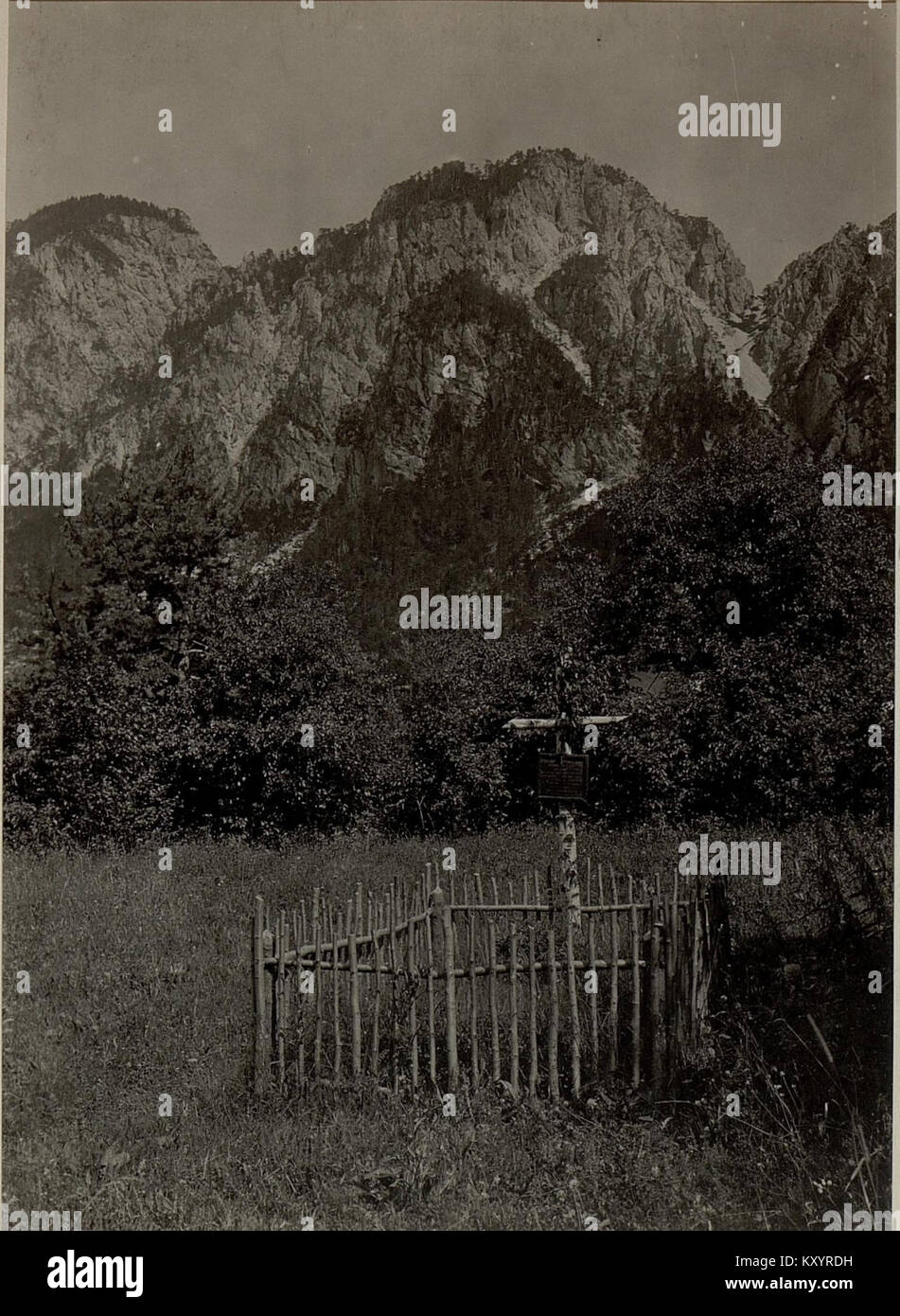 Les tombes de huit soldats de la batterie de mortier de 30,5 cm NRO. 18, daté du 18 juillet 1916, commémore leur service et leurs sacrifices pendant la première Guerre mondiale Banque D'Images