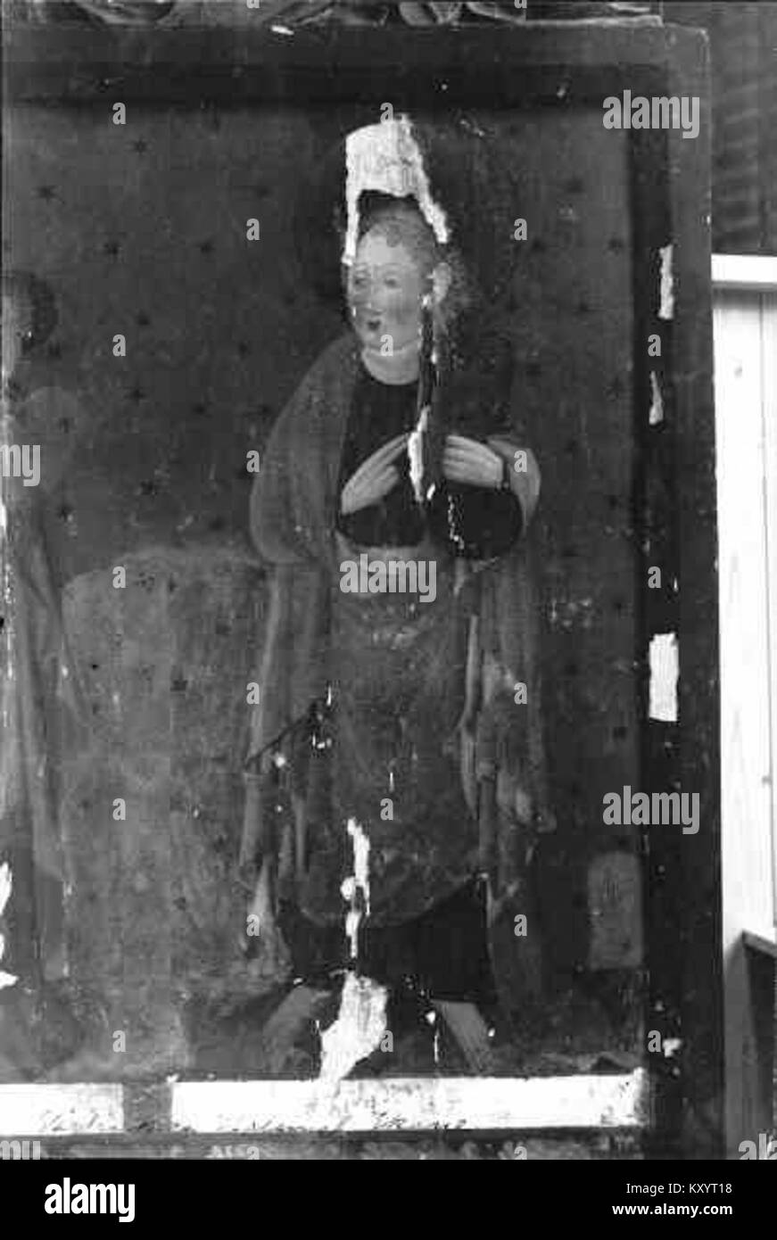 Photographie intérieure de Sankta Maria kyrka à Helsingborg montrant la chaire, le chœur et les vitraux installés au XXe siècle dans le cadre des travaux de restauration de l'église historique. Banque D'Images