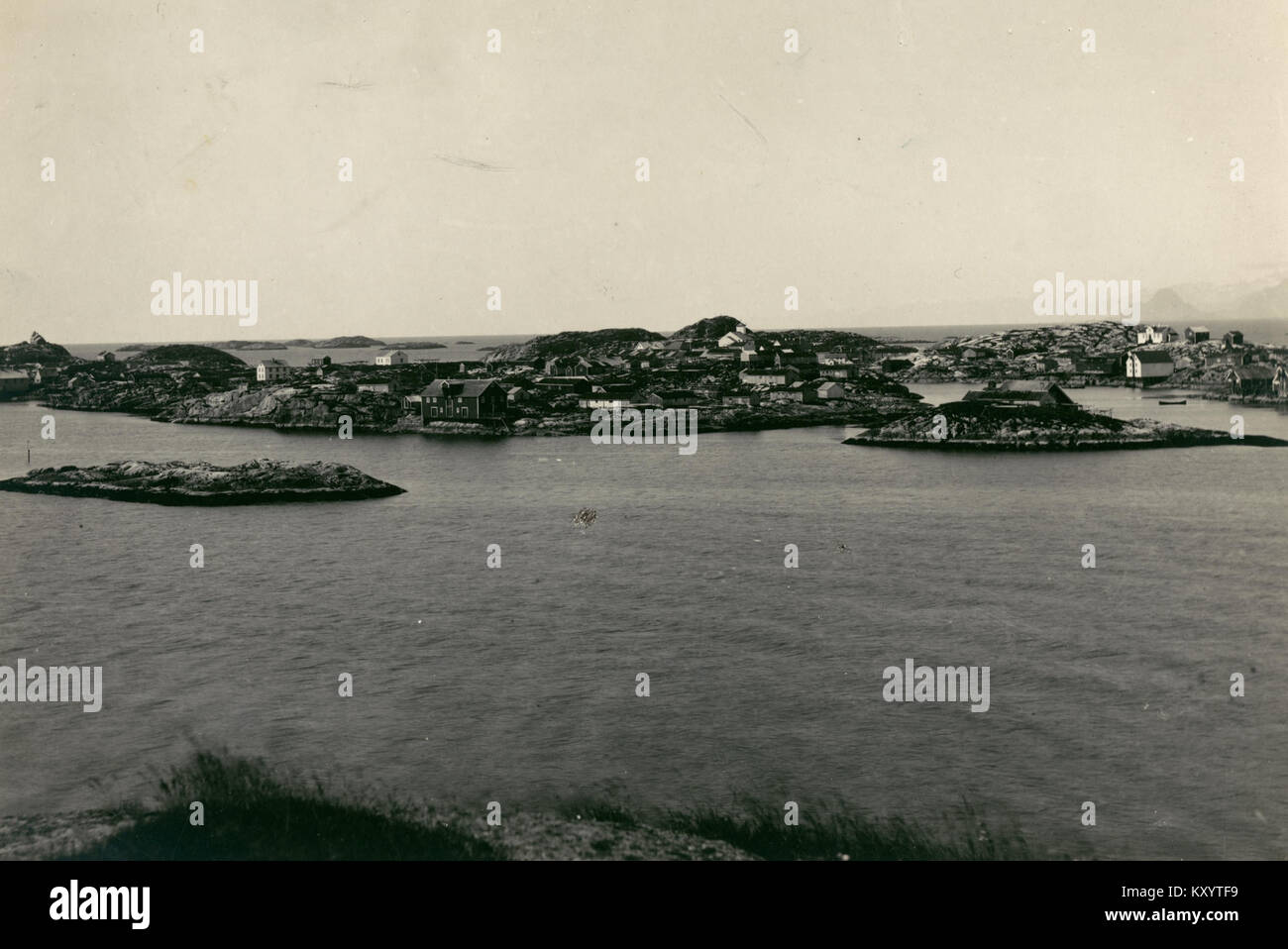 Henningsvær à Nordland, en Norvège, est représenté comme un village de pêcheurs côtier, illustrant l'architecture traditionnelle norvégienne, les structures portuaires et le patrimoine maritime. Banque D'Images