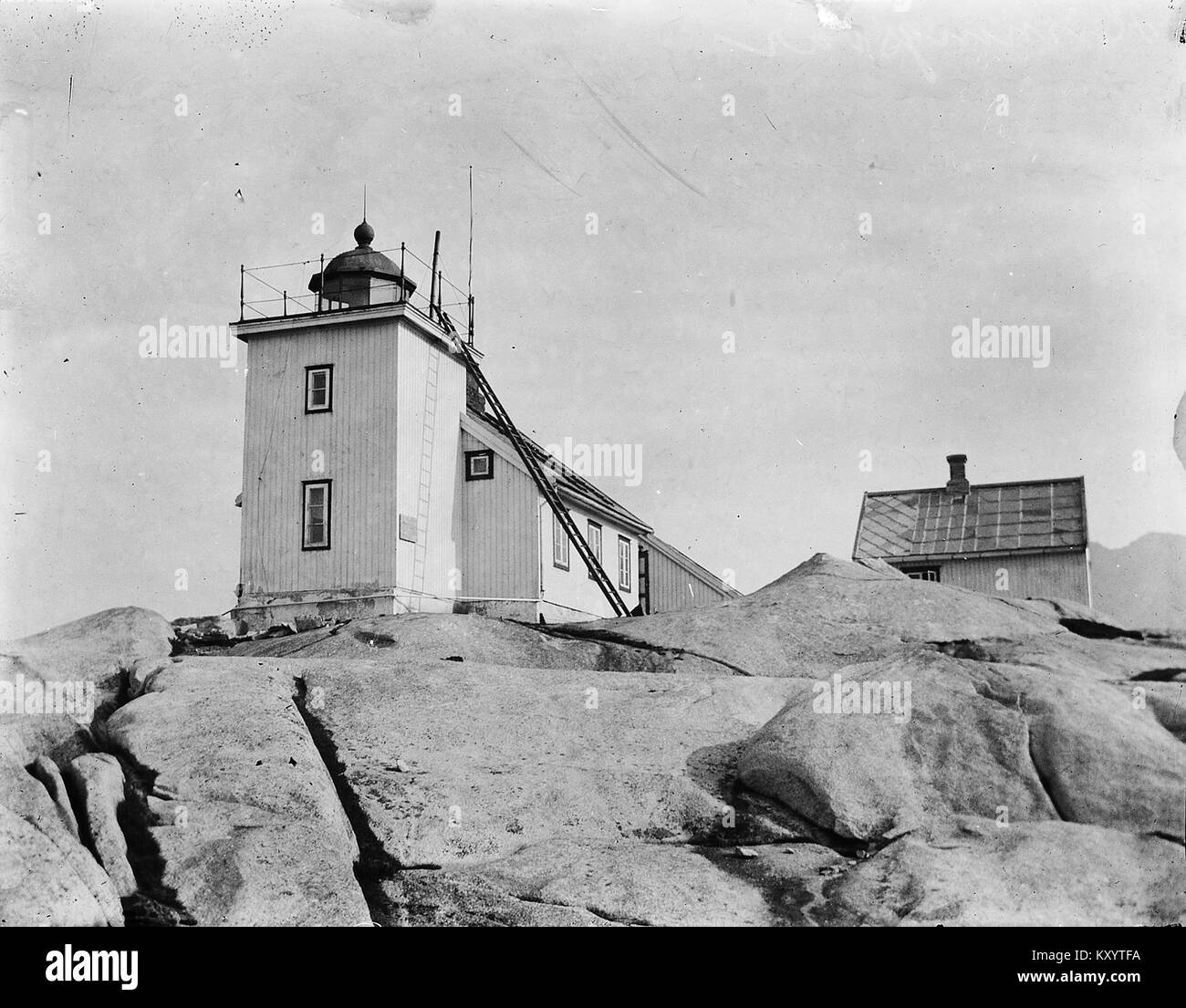 Henningsvær est un village de pêcheurs de Vågan, en Norvège, connu pour son emplacement côtier, ses bâtiments traditionnels en bois et ses activités maritimes. Banque D'Images