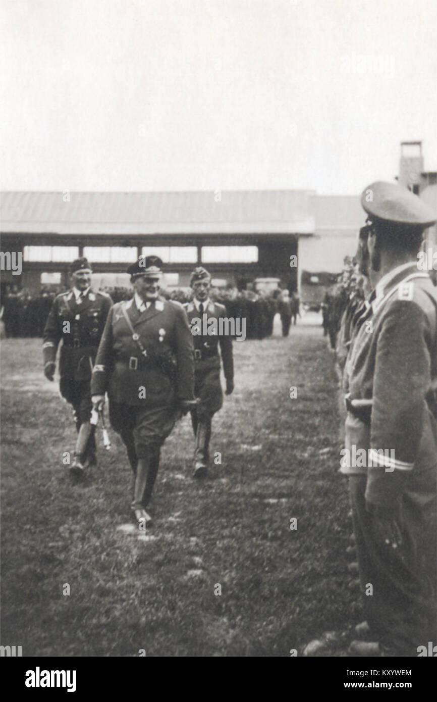 Photographie de Hermann Göring à Krosno, Pologne, le 15 septembre 1939, montrant la présence militaire et le contexte du début de la seconde Guerre mondiale dans la région. Banque D'Images