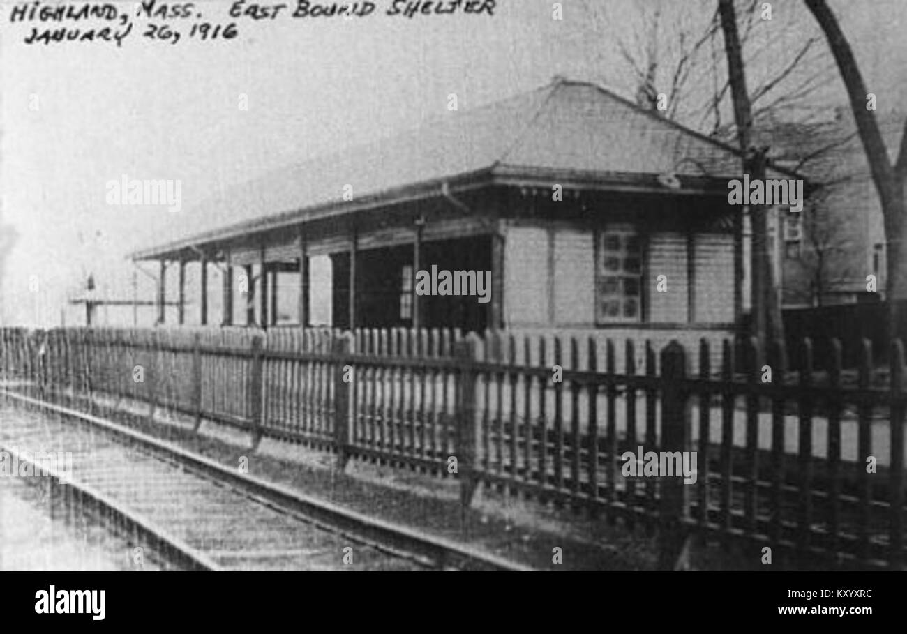 Photographie de l'abri en direction de l'est à Highland Station prise en janvier 1916, montrant le quai, la zone d'attente et l'architecture ferroviaire du début du XXe siècle. Banque D'Images