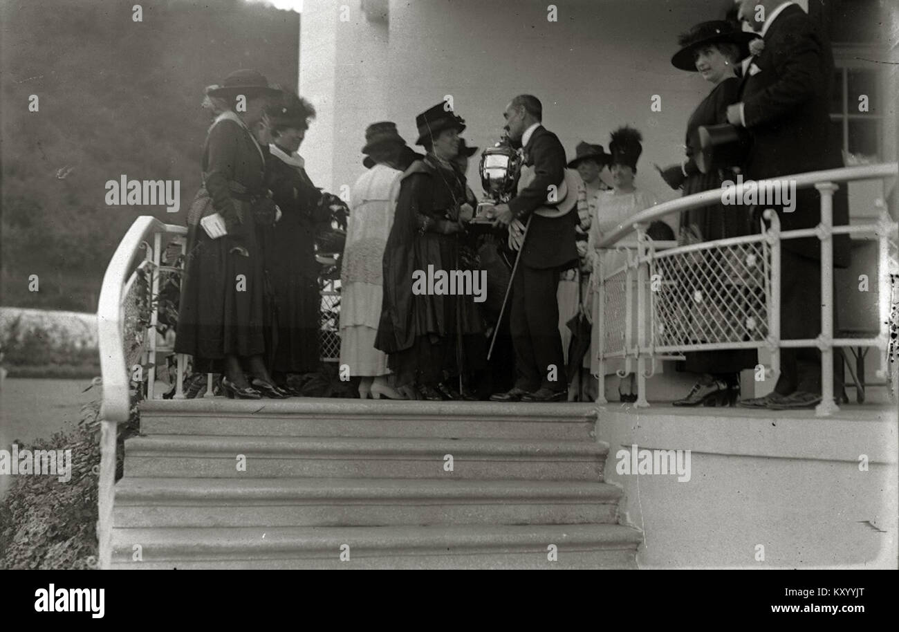 Une photographie de l'hippodrome de Lasarte en Espagne, montrant des courses de chevaux et des spectateurs, faisant partie d'une série de photos historiques. Banque D'Images
