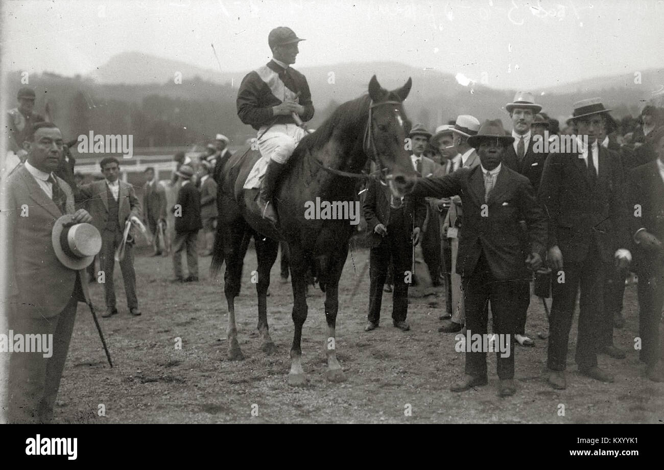 Cette photographie met en valeur le Hipódromo de Lasarte, célèbre hippodrome en Espagne. Il capture l'atmosphère animée de l'événement, typique de la culture équestre espagnole et des événements sportifs. Banque D'Images