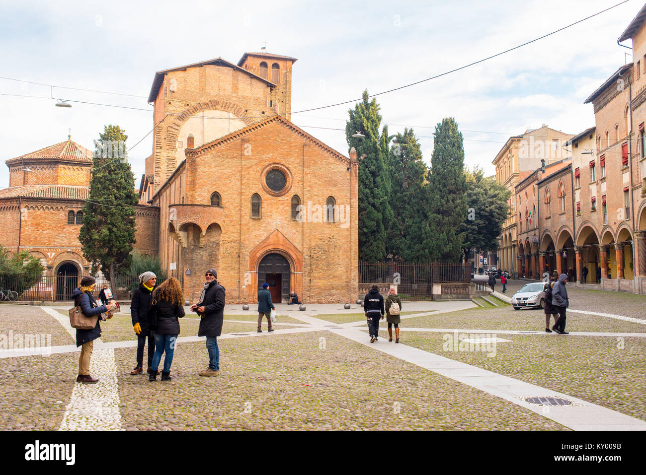 Bologne, Italie - Décembre 2017 : les gens et les touristes sur la Piazza Santo Stefano, une place célèbre dans le centre-ville médiévale caractéristique de Bologne, il Banque D'Images