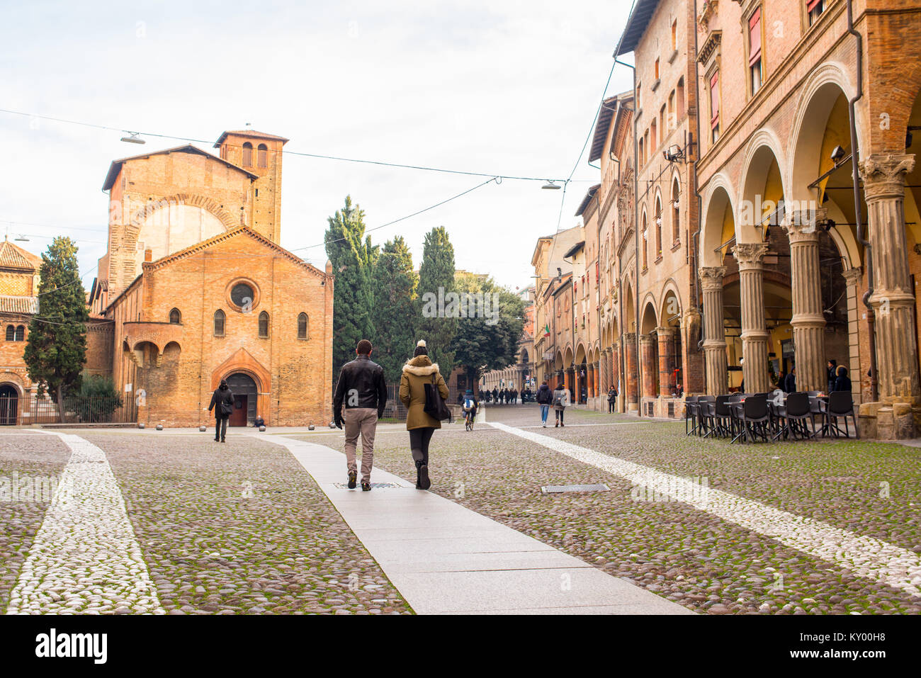 Bologne, Italie - Décembre 2017 : Couple walking in Piazza Santo Stefano, une place célèbre dans le centre-ville médiévale caractéristique de Bologne, Italie Banque D'Images