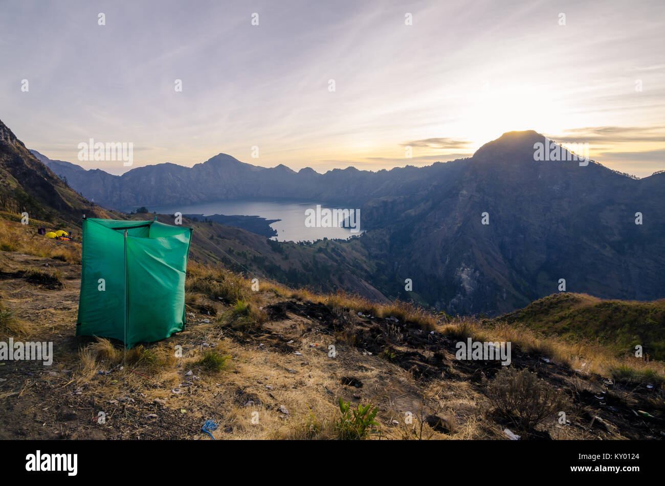 Toilettes temporaires pour randonneur en Mont Rinjani. La montagne est dans la régence de North Naples, Nusa Tenggara Ouest et s'élève à 3,726m Banque D'Images