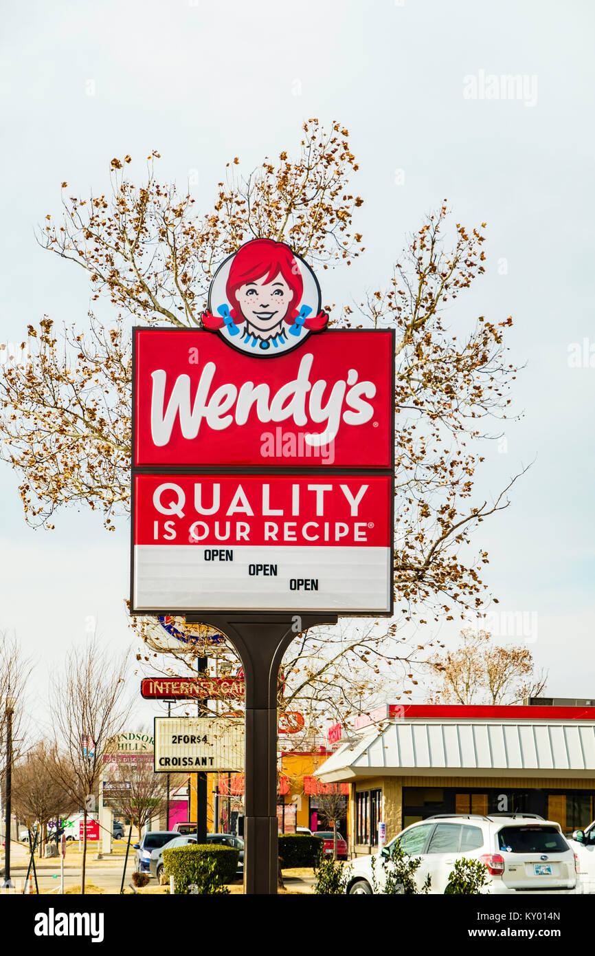 Un Wendy's pole sign advertising Wendy's, un hamburger de restauration rapide en commun Oklahoma City, Oklahoma, USA. Banque D'Images