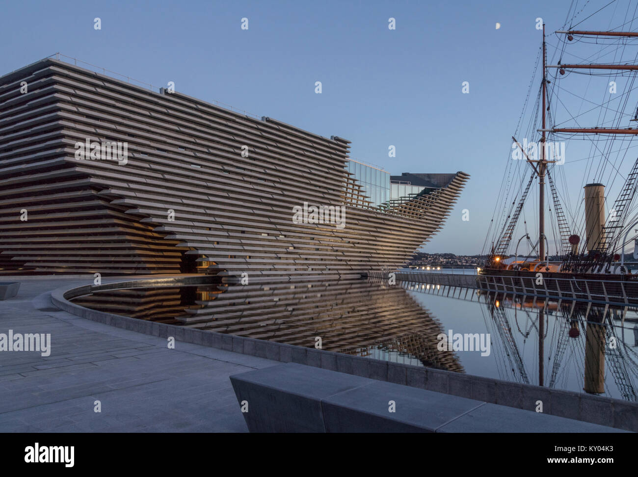 Le V&A design museum a été placé à côté du RRS Discovery dans le cadre de développement du secteur riverain de Dundee, Ecosse, Royaume-Uni. Banque D'Images