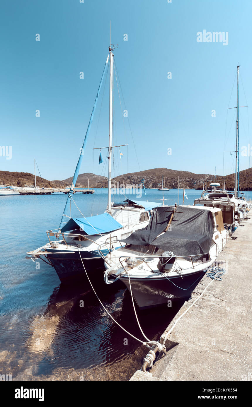 Les bateaux de pêcheurs à Kalamitsi Sithonia, port dans le Nord de la Grèce, de l'image aux couleurs Banque D'Images