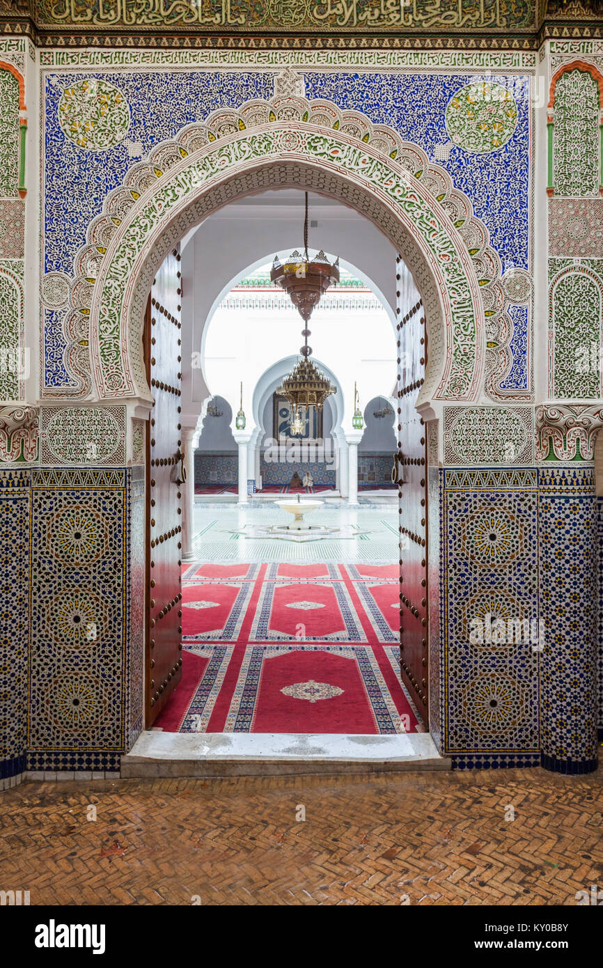 FES, MAROC - février 27, 2016 : l'intérieur de Al Quaraouiyine (ou al-Qarawiyyin) Mosquée et l'université de Fès, Maroc. Banque D'Images