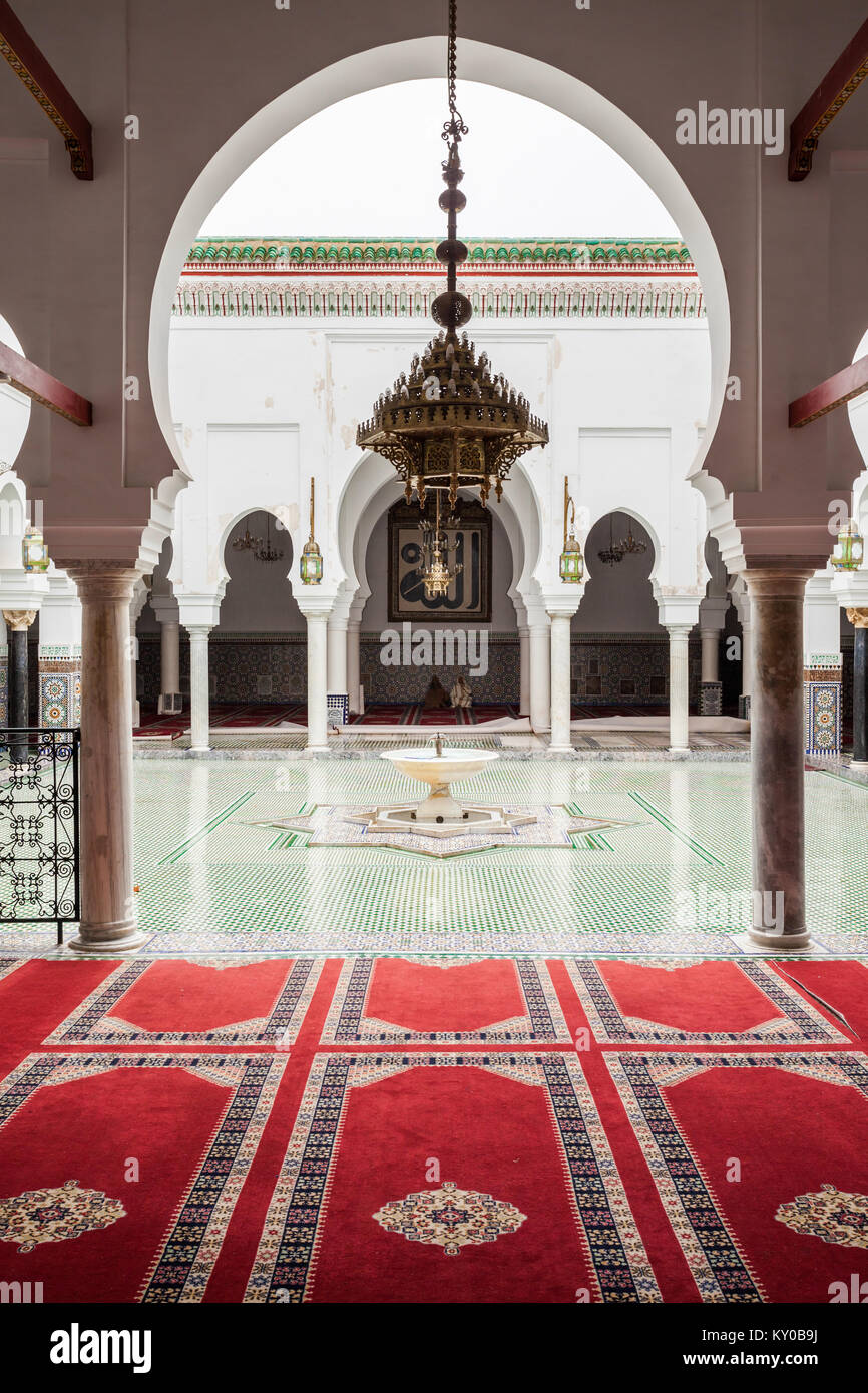 FES, MAROC - février 27, 2016 : l'intérieur de Al Quaraouiyine (ou al-Qarawiyyin) Mosquée et l'université de Fès, Maroc. Banque D'Images