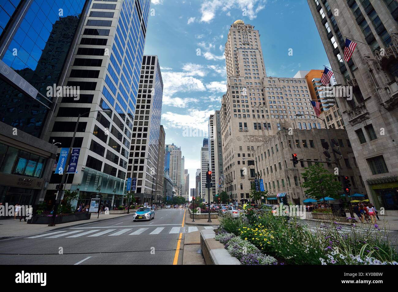 Chicago, ILLINOIS - 15 juillet 2017 : Le trafic du centre ville de Chicago sur Michigan Avenue, à l'heure de pointe. Plus d'un demi-million de personnes travaillent au centre-ville, et le stre Banque D'Images