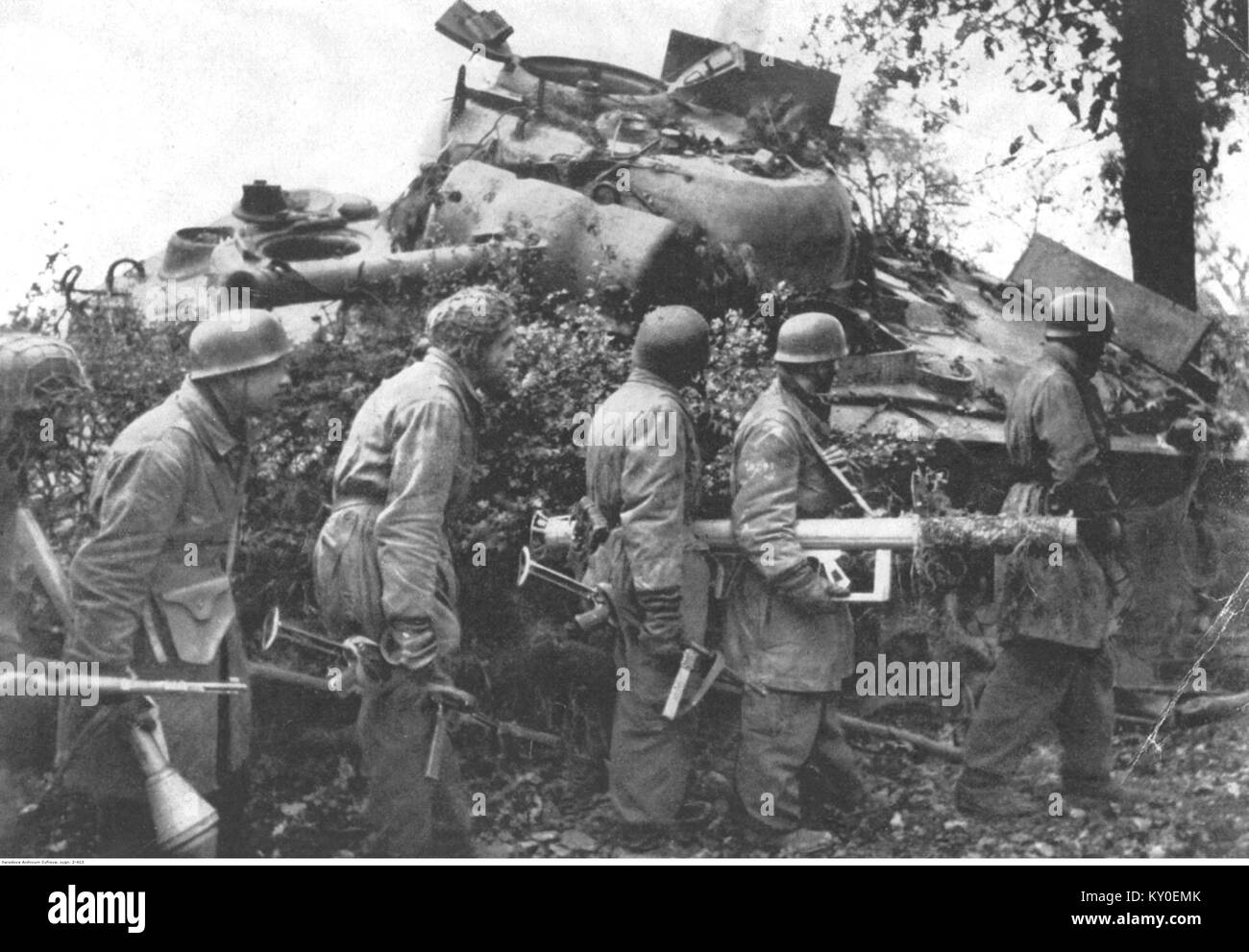 Une photographie de novembre 1944 montrant des parachutistes allemands (Fallschirmjäger) posés par un char moyen américain M4A3 Sherman détruit sur le front occidental.  :ContentReference[oaicite :0]{index=0} Banque D'Images