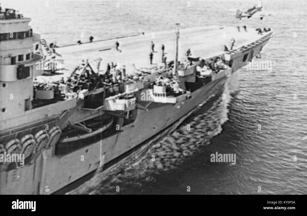 En avril 1951, le porte-avions HMS Glory (R62) opéra au large de la Corée pendant la guerre de Corée, lançant des chasseurs pour les opérations des Nations Unies depuis la plate-forme maritime. Banque D'Images