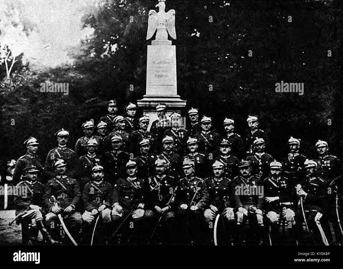 Une photographie de 1924 montrant la cérémonie d'adieu de Włodzimierz Wołkowicki au 16e régiment Uhlan (16PU) en Pologne, montrant un rassemblement militaire formel d'officiers et de soldats. Banque D'Images
