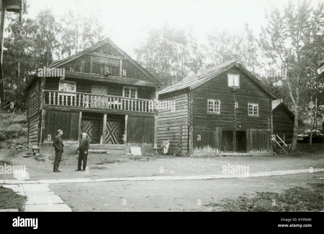 Høkenstad à Oppland, en Norvège, représente une scène rurale traditionnelle avec une architecture locale et un paysage naturel. L'image illustre la vie et le patrimoine de la campagne norvégienne. Banque D'Images