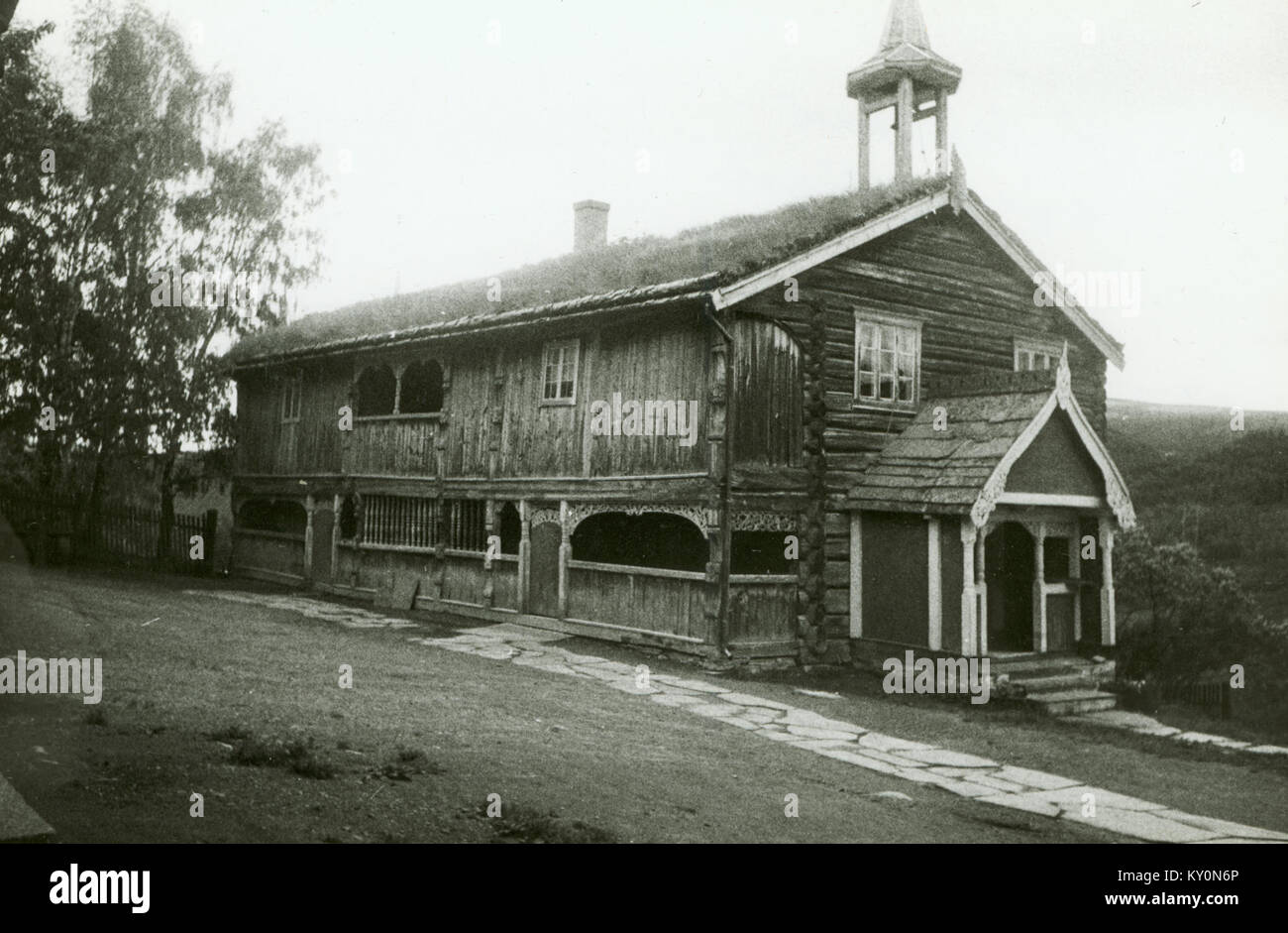 Håkenstad à Oppland, en Norvège, est un village historique documenté par Riksantikvaren, présentant une architecture norvégienne traditionnelle et des bâtiments du patrimoine culturel. Banque D'Images
