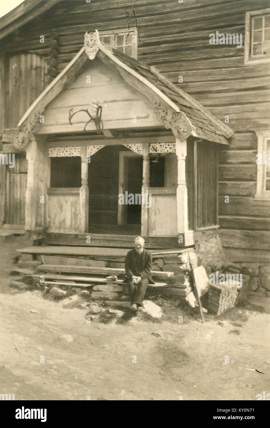 Høkenstad à Oppland, en Norvège, présente un paysage rural avec une architecture norvégienne traditionnelle. La scène reflète le patrimoine culturel et les efforts de préservation du Riksantikvaren en Norvège. Banque D'Images