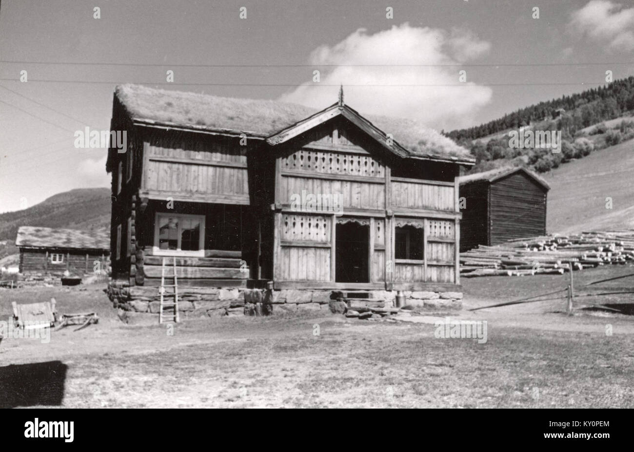 Heringstad à Oppland, en Norvège, est une région rurale connue pour ses paysages pittoresques et son architecture norvégienne traditionnelle. La région est préservée dans le cadre du patrimoine culturel de la Norvège par les Riksantikvaren. Banque D'Images