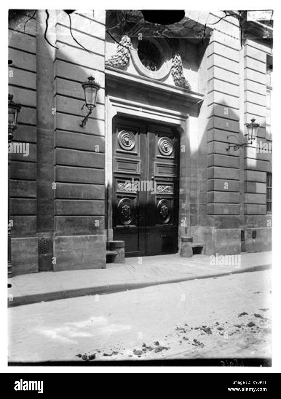 Le Hôtel Lambert à Paris est un bâtiment historique du XVIIe siècle réputé pour sa façade impressionnante et son importance architecturale dans la tradition de design classique de la ville. Banque D'Images