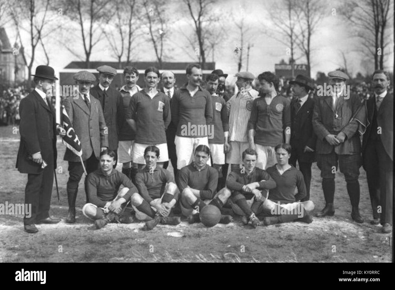 Cette photographie recadrée de 1913 montre le FCRouen, un navire emblématique qui a fait partie de l’histoire maritime française. L'image capture le navire à un moment charnière de sa carrière, symbolisant l'héritage maritime de la France. Banque D'Images