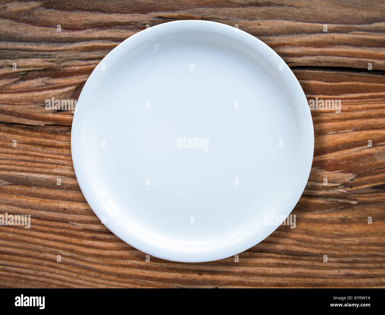 Une plaque blanche vide sur une table en bois rustique Banque D'Images