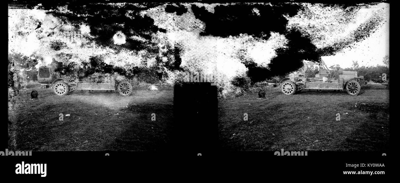 Cette photographie stéréoscopique de 1916 montre un treuil automobile français utilisé pour le lancement de ballons captifs à la ferme de Vadenay, située dans la Marne. L'image met en évidence les premiers équipements de soutien de l'aviation militaire pendant la première Guerre mondiale Banque D'Images
