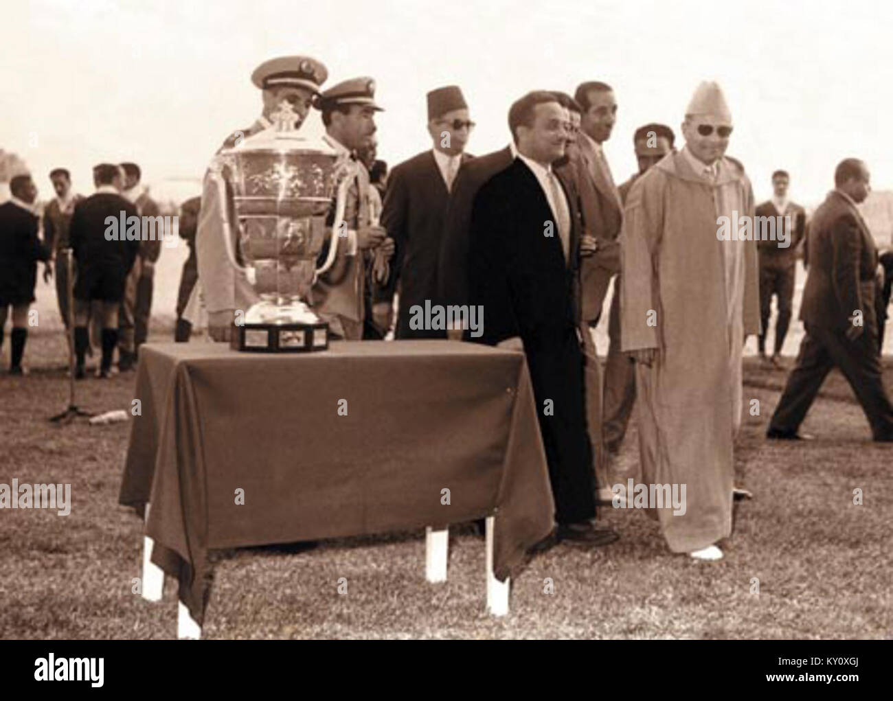 Une photographie représentant le match final de la Coupe du Trône, compétition de la coupe nationale de football du Maroc, montrant des joueurs et des spectateurs lors d’un match décisif du championnat. Banque D'Images