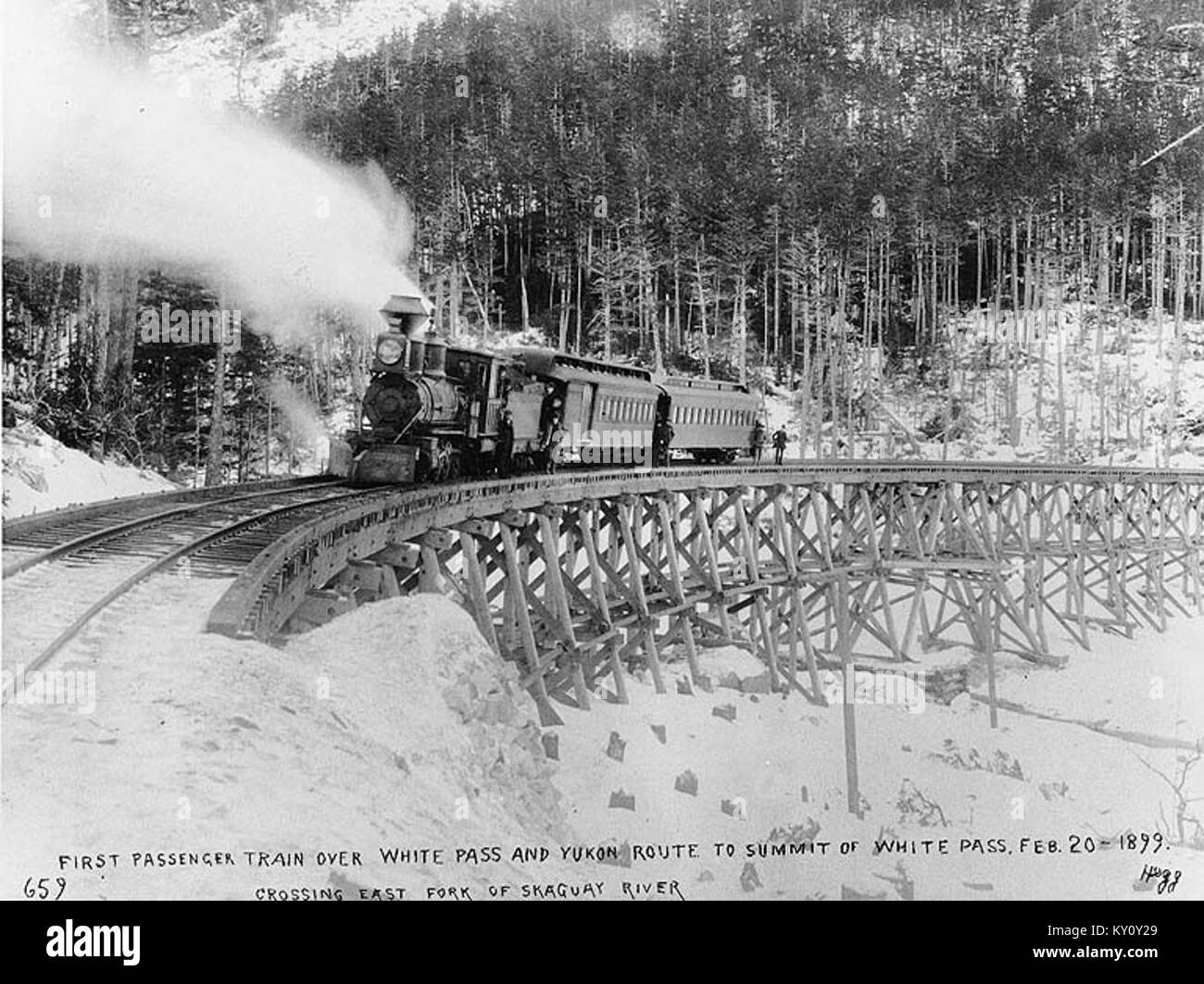 Premier train de voyageurs de la White Pass & Yukon Railroad traversant la rivière East Fork de Skagway, en route vers le sommet de White (HEGG 711) Banque D'Images